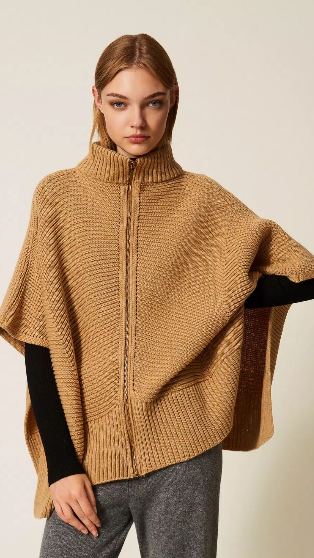 Poncho de punto con cremallera TWINSET Camel